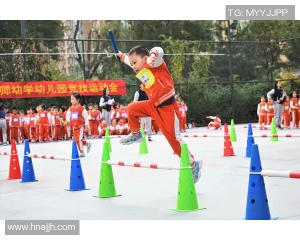 幼儿园小朋友篮球运动表演精彩瞬间展现团结与快乐的童年时光 幼儿园小朋友篮球运动表演精彩瞬间展现团结与快乐的童年时光